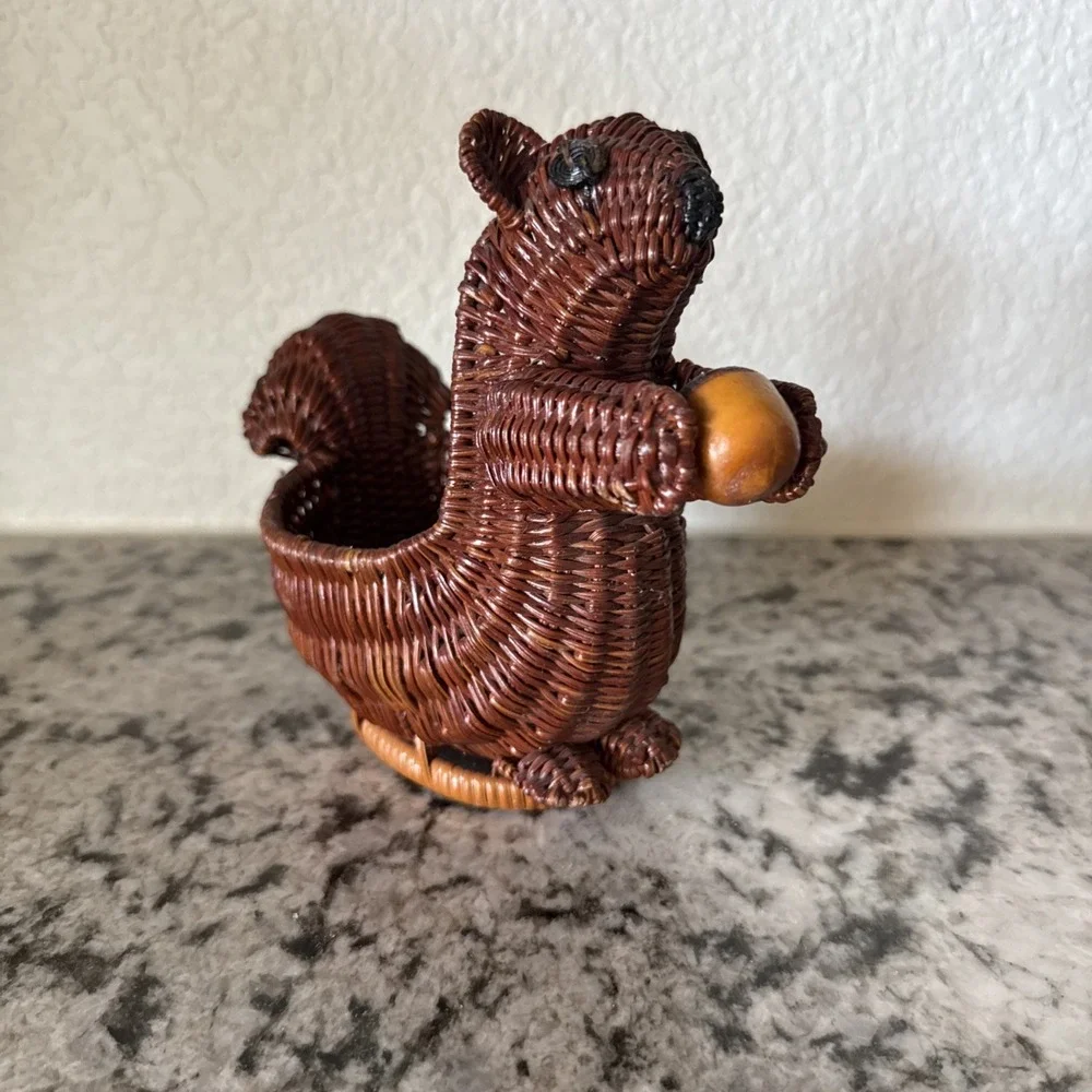 Vtg Wicker Squirrel & Acorn Basket Nut Candy Trinket Plant Cottagecore